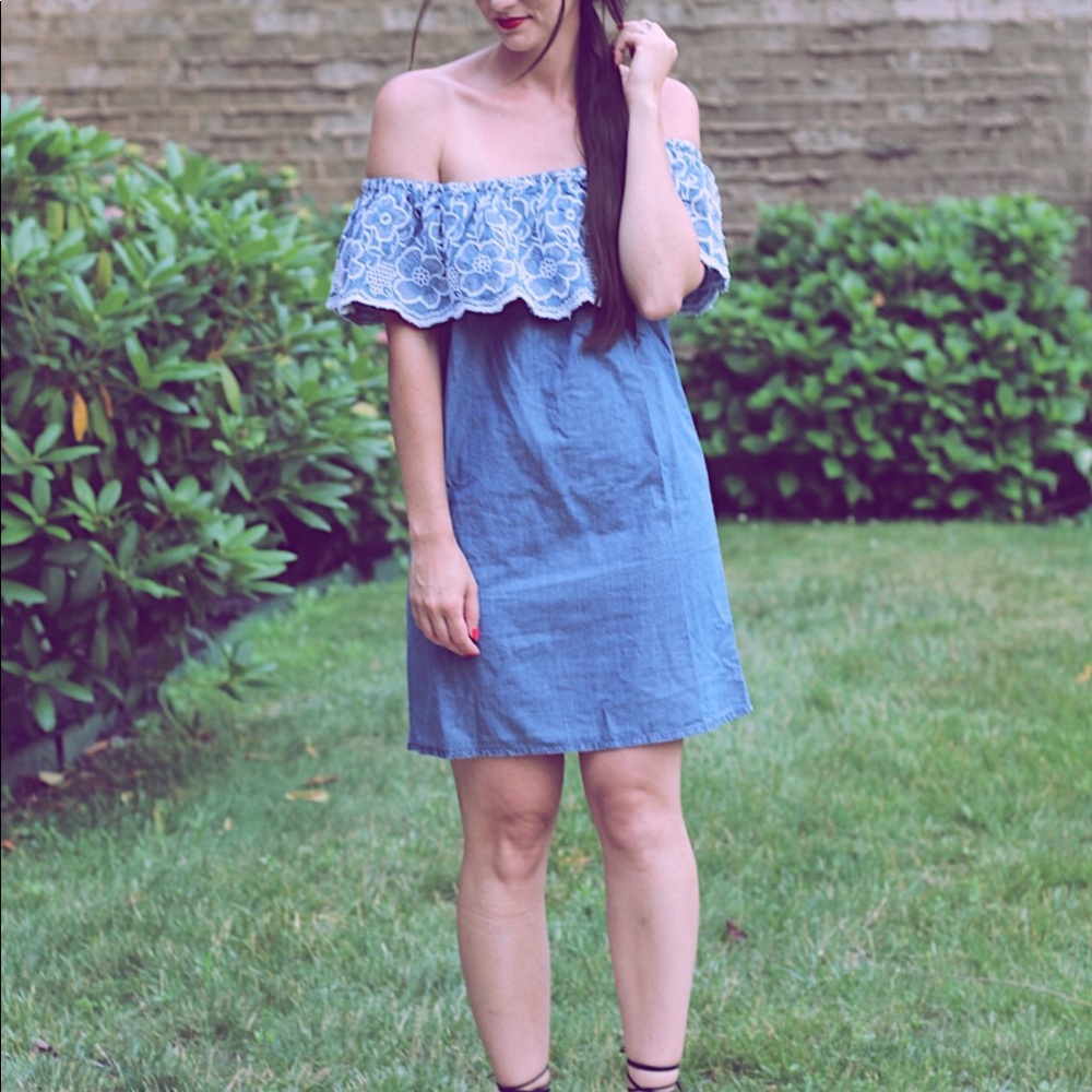 Romeo + Juliet Embroidered Shift Dress